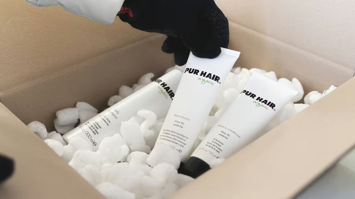 PUR HAIR Organic Haarpflegeprodukte beim Verpacken einer Bestellung.