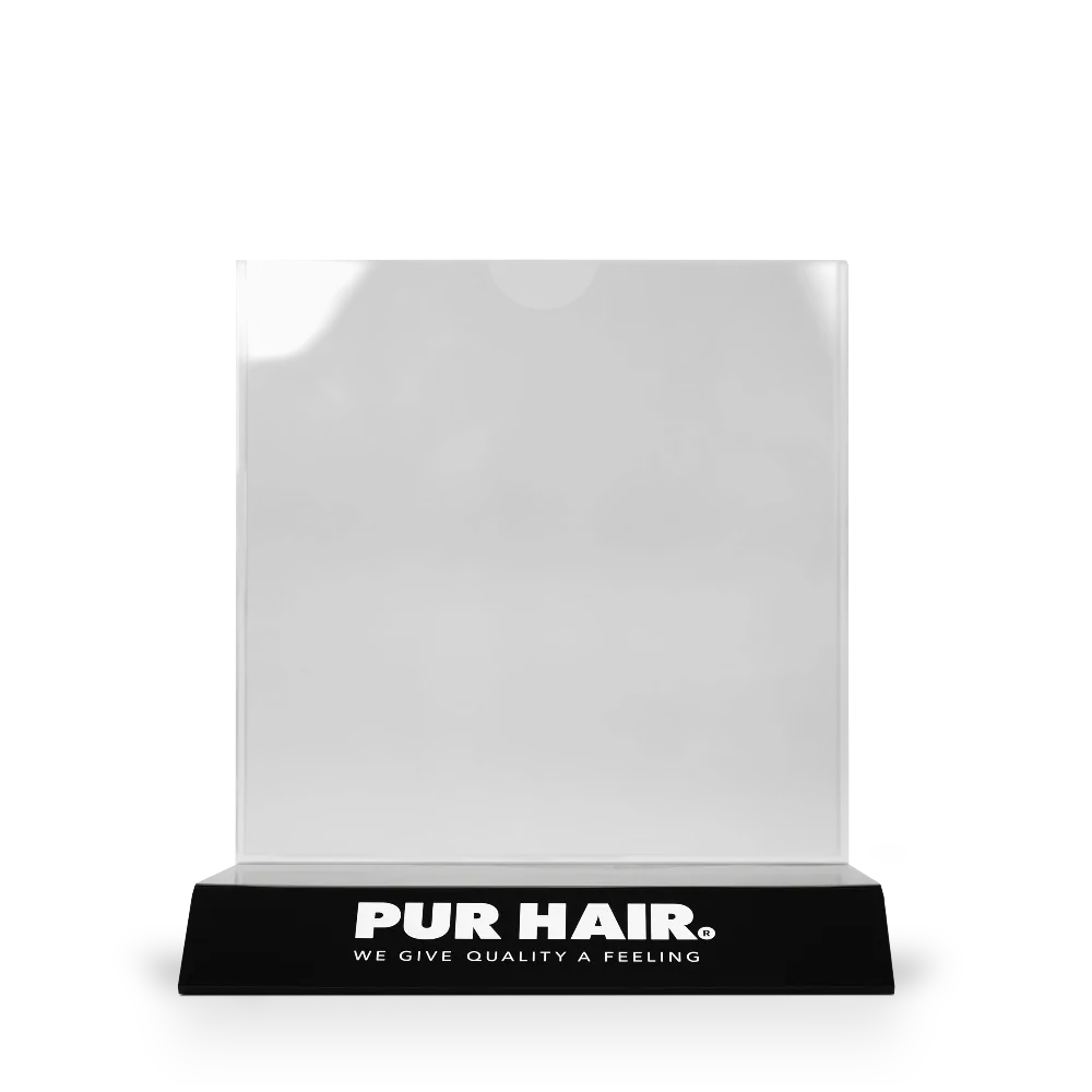 PUR HAIR Thekendisplay mit transparenter Acryl-Rückwand und schwarzem Sockel mit PUR HAIR Logo in Fr