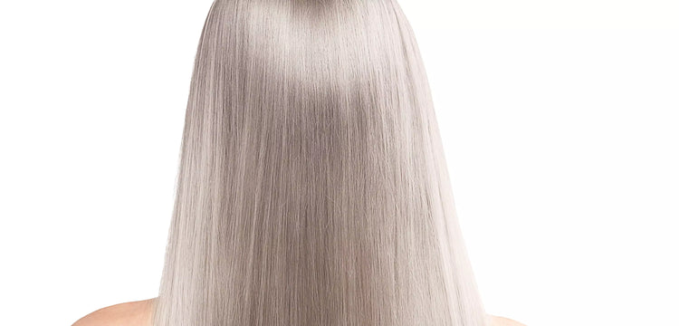 Glattes, langes platinblondes Haar mit kühlem Farbton und glänzender Haarstruktur vor weißem Hintergrund.