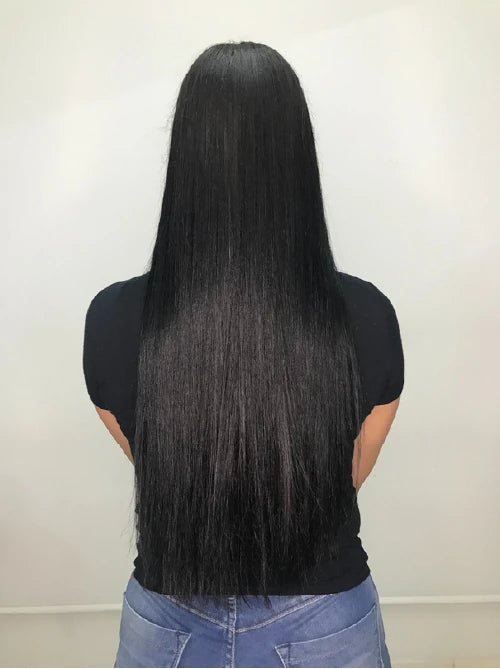 Langes schwarzes Haar nach einer professionellen Keratin-Haarglättung mit glatter, glänzender Haarstruktur.