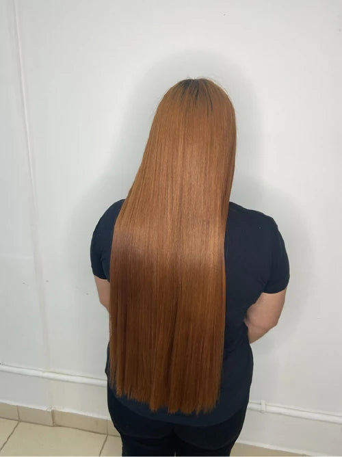 Langes kupferfarbenes Haar nach einer professionellen Keratin-Haarglättung mit glattem, glänzendem Ergebnis.