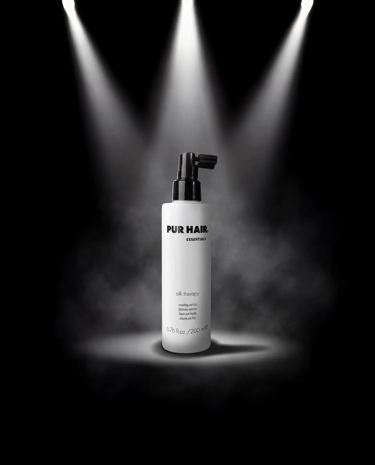 PUR HAIR Silk Therapy Leave-in im Spotlight mit schwarzem Hintergrund.