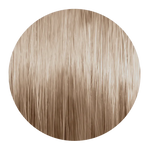 Runde Nahaufnahme einer beige-nudefarbenen Haarsträhne mit glänzenden Reflexen.