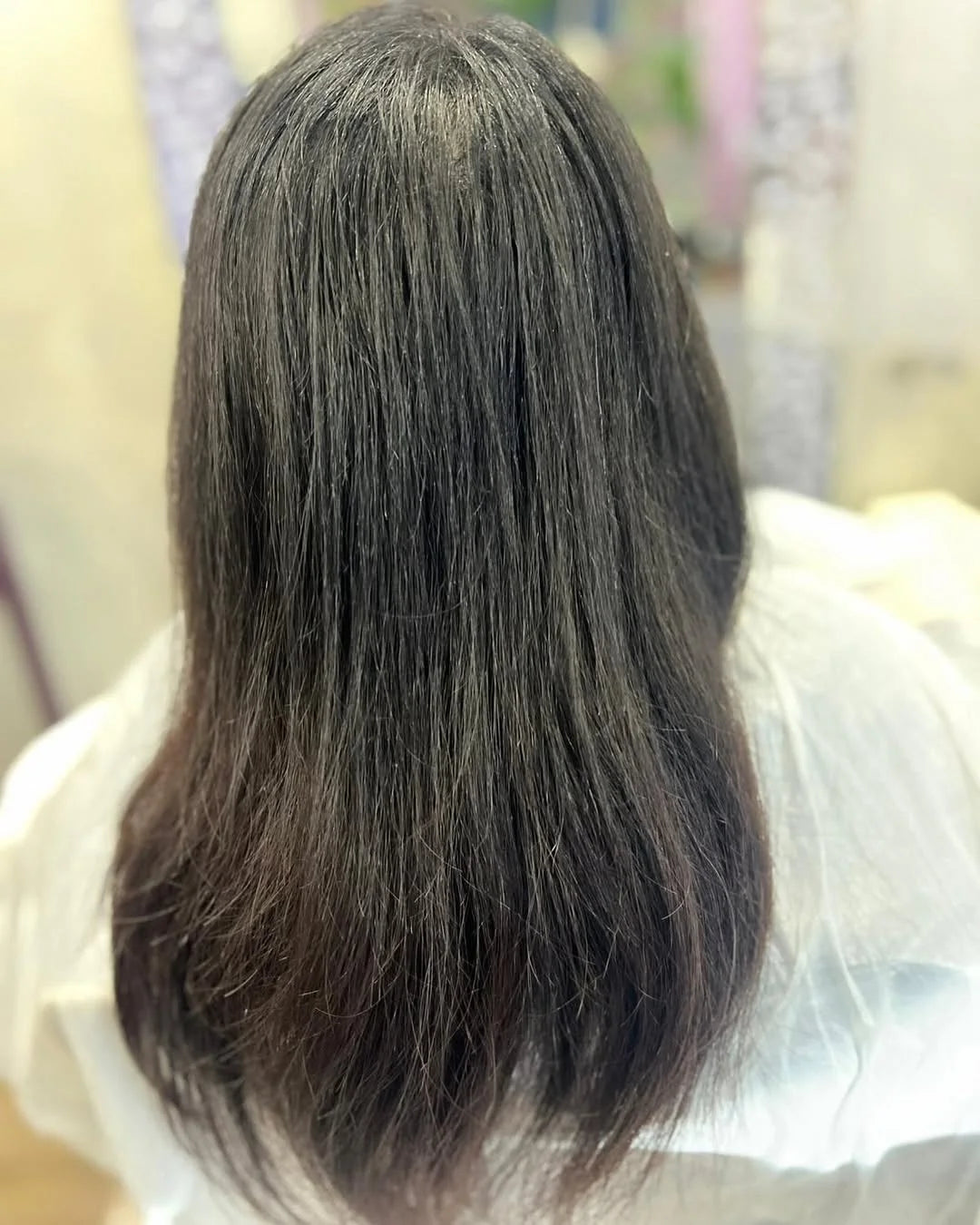 Vorherbild: Tiefes Dunkelbraun mit natürlicher Bewegung im Haar.