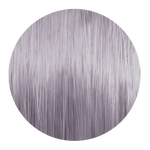 Runde Nahaufnahme einer sehr hellen, perlmuttfarbenen Haarsträhne mit zartem Violett-Schimmer.