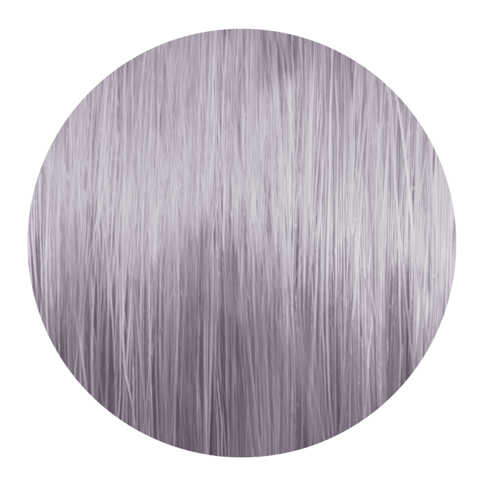 Runde Nahaufnahme einer sehr hellen, perlmuttfarbenen Haarsträhne mit zartem Violett-Schimmer.