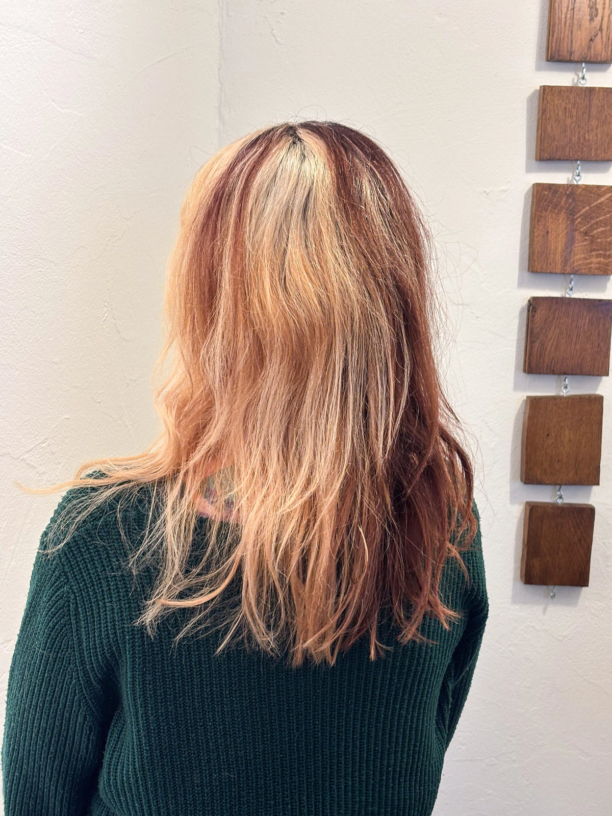Haarmodell mit Blond-, Kupfer- und Rottönen bei einer professionellen PUR HAIR Colorationsschulung.
