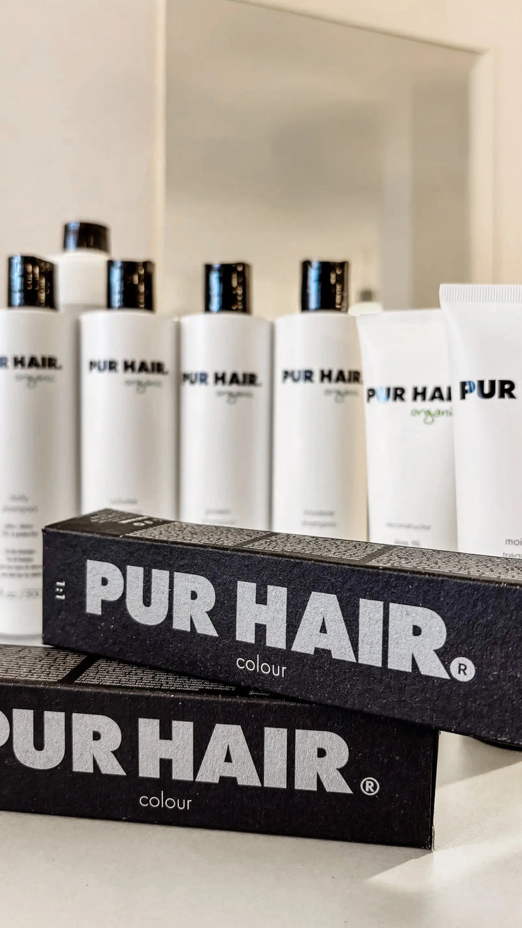 PUR HAIR Colour Haarfarben vor professionellen Haarpflegeprodukten im Friseursalon.