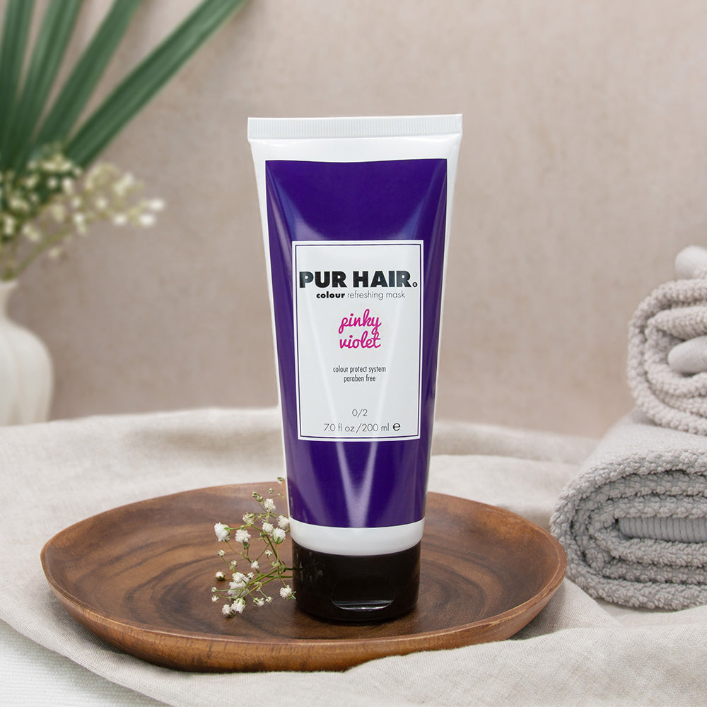Farbauffrischungsmaske für pinkes oder violettes Haar in 200 ml Tube, dekorativ auf Holzschale