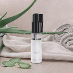 PUR HAIR Organic Matte Powder in transparenter Flasche mit Pumpspender, neben Aloe Vera