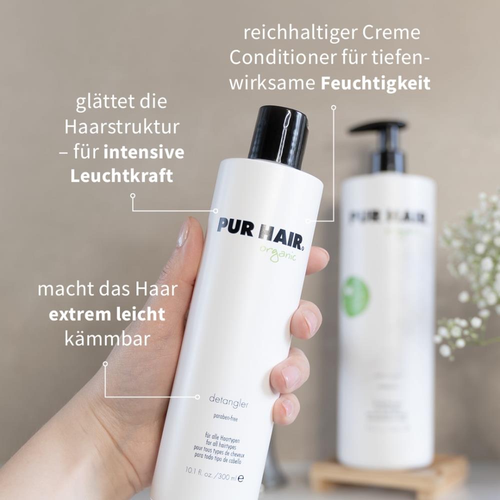 PUR HAIR Organic Detangler, 300 ml Flasche in der Hand, mit Vorteilstext zu Feuchtigkeit, Glanz.