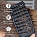 Nahaufnahme einer schwarzen PUR HAIR Magic Flex Brush, die durch blondes Haar gleitet – elastisch.
