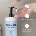 Finger pumpt weißes Shampoo aus PUR HAIR Magic Keratin Flasche