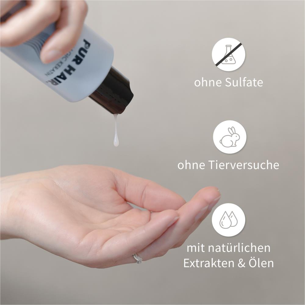 Hand drückt weißes Shampoo aus PUR HAIR Magic Keratin Flasche