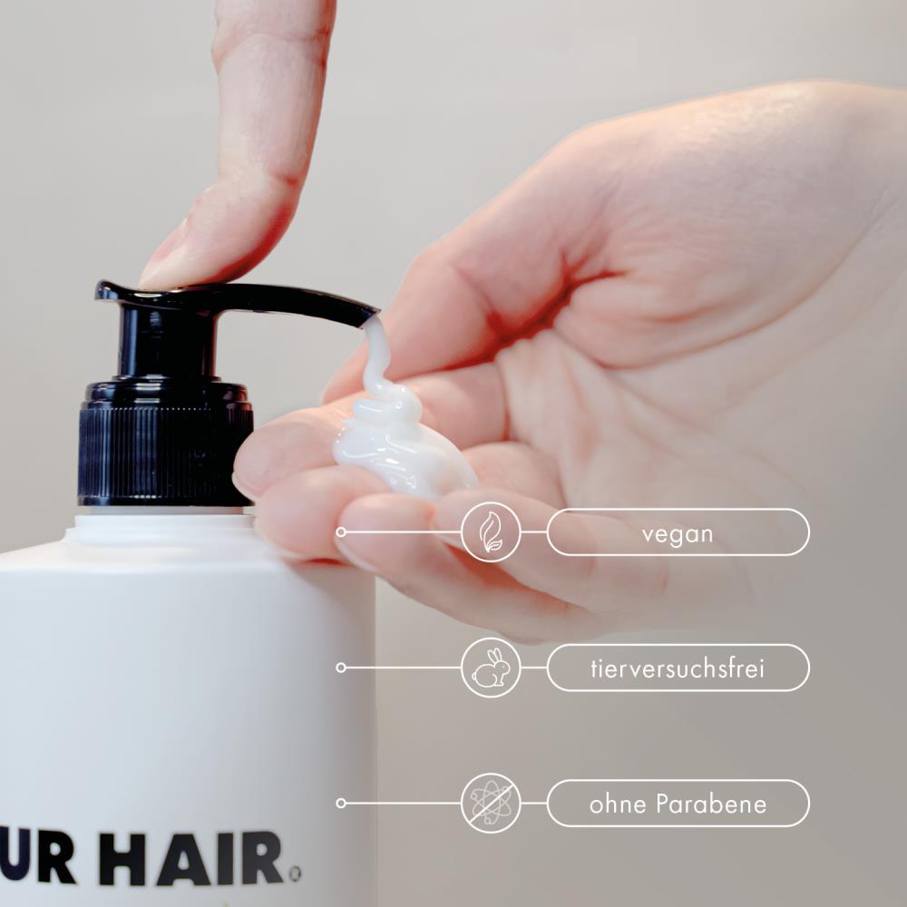 Finger drückt weißes Magic Treatment aus der Flasche in die Handfläche