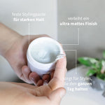 PUR HAIR Stylingpaste in offener Dose, Finger entnimmt Produkt.