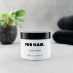 PUR HAIR Style Matte Paste Haarstyling Haarwachs, 100 ml, dekorativ inszeniert mit Handtuch, Vase.