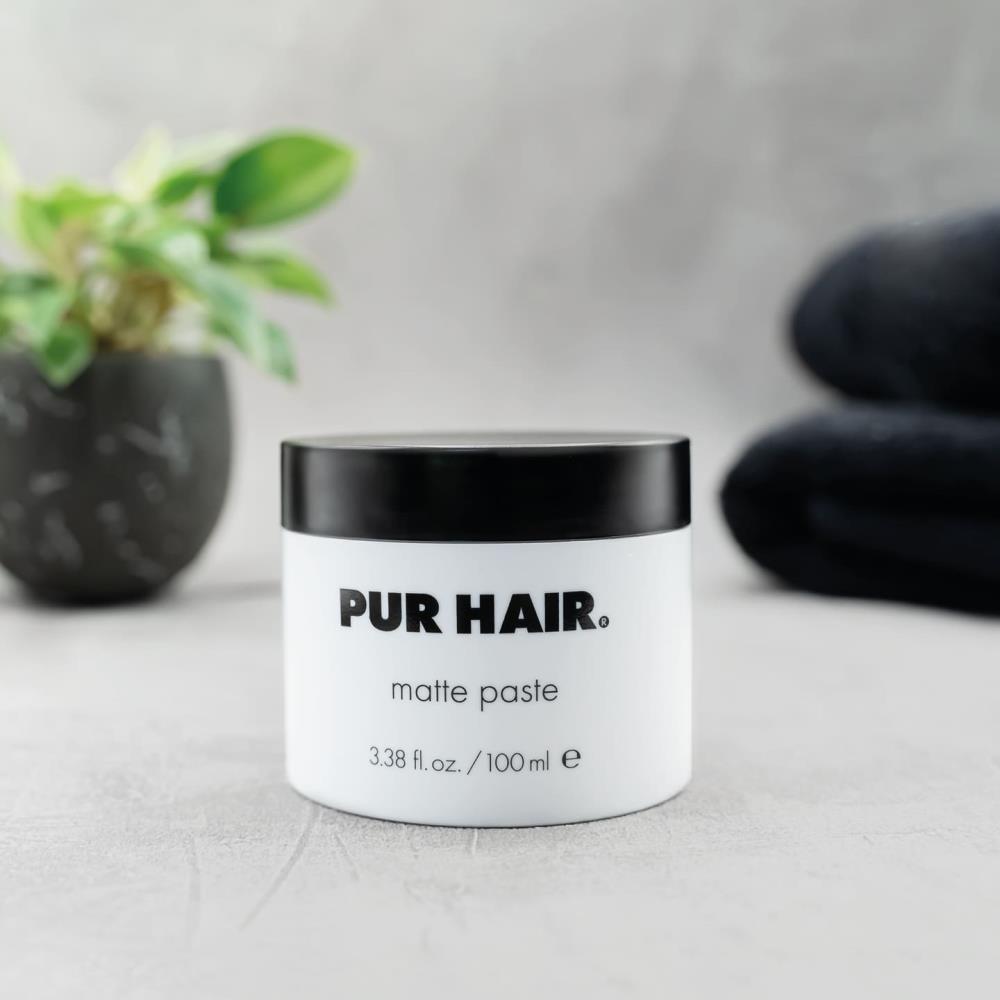 PUR HAIR Style Matte Paste Haarstyling Haarwachs, 100 ml, dekorativ inszeniert mit Handtuch, Vase.