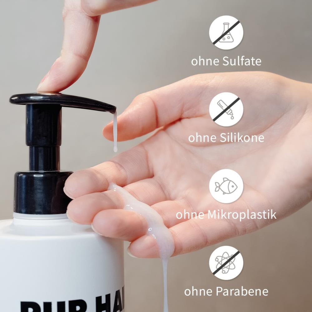 Finger drückt weißes Moisture Treatment aus der Flasche in die Handfläche.