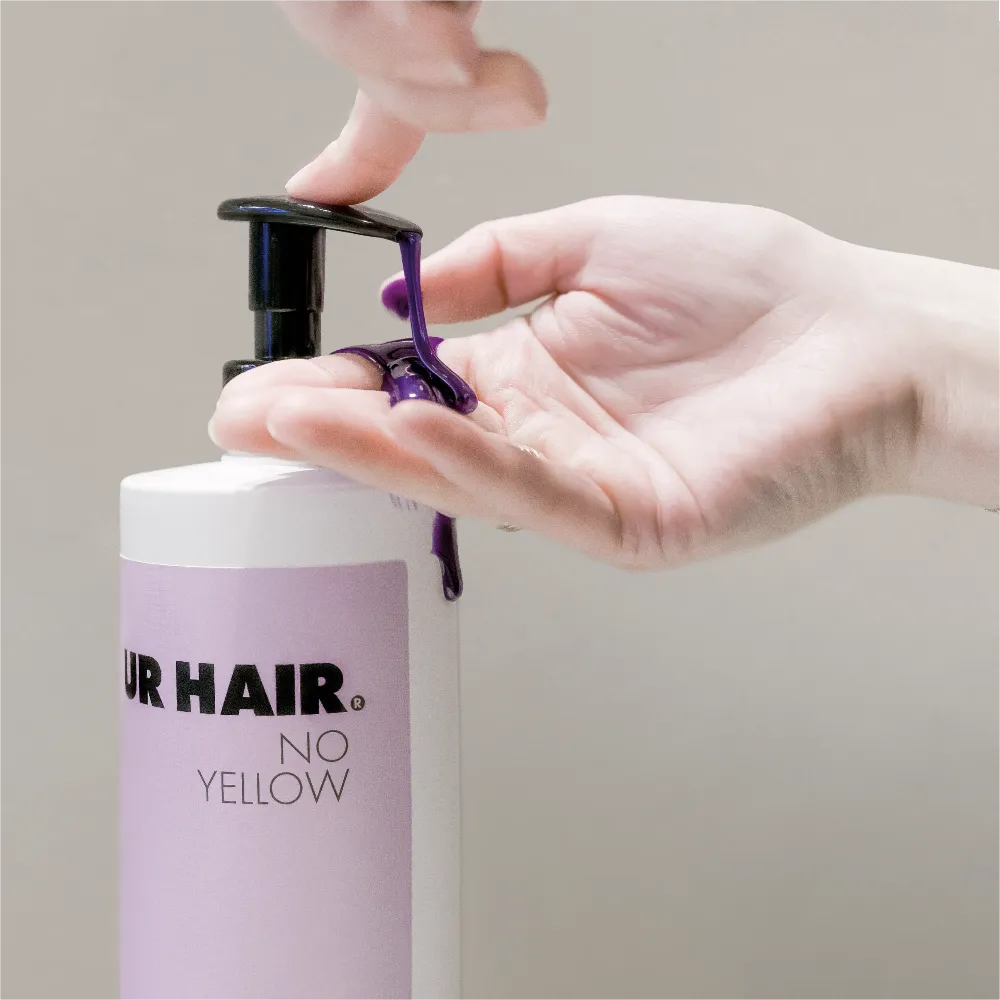 PUR HAIR No Yellow 1000 ml, Finger pumpt violettes Silbershampoo auf die Hand.