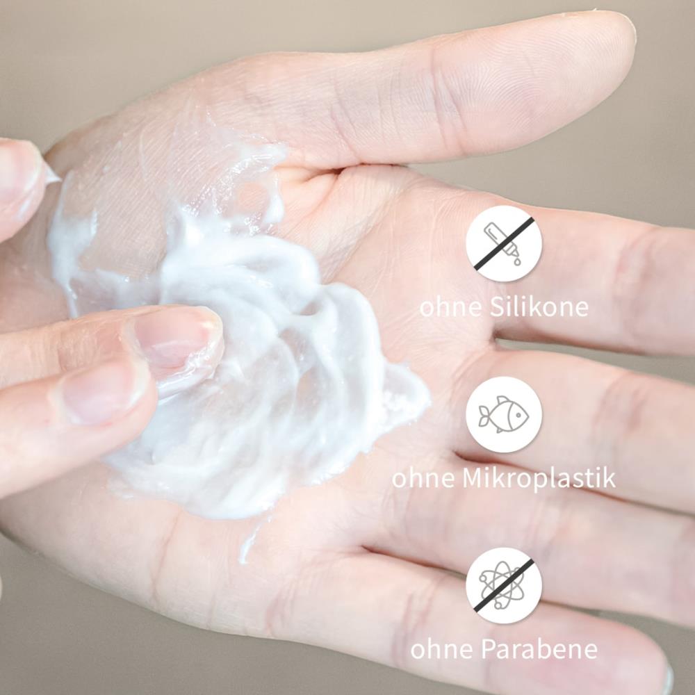 Finger verreibt cremige Textur vom Reconstructor auf der Hand.