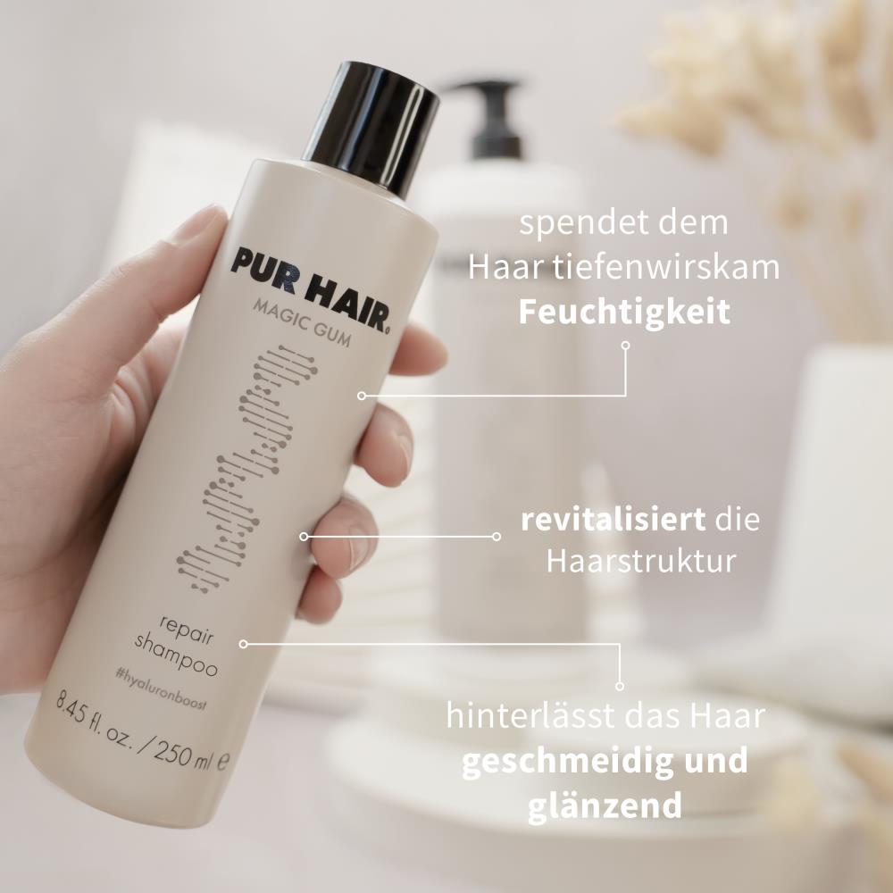 Hand hält PUR HAIR Magic Gum Repair Shampoo 300 ml.