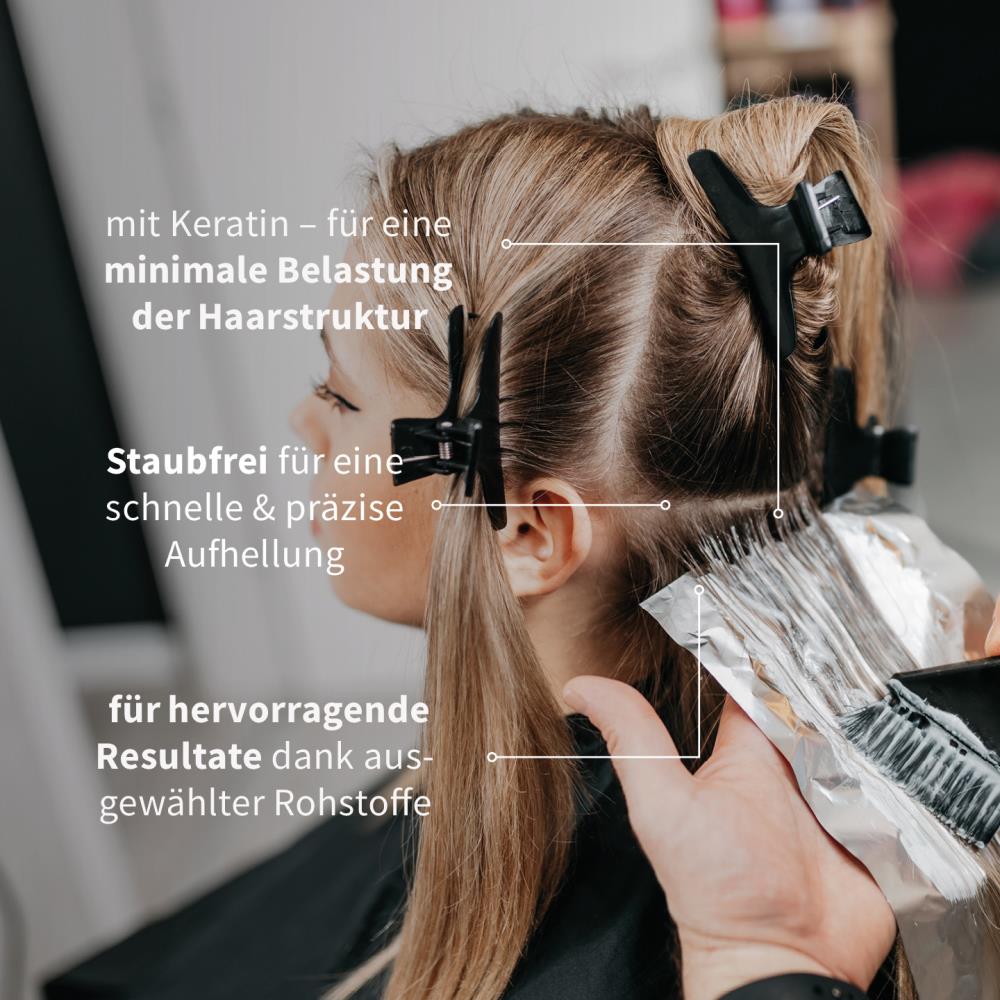 Blondierung im Friseursalon mit Folientechnik auf hellbraunem Haar