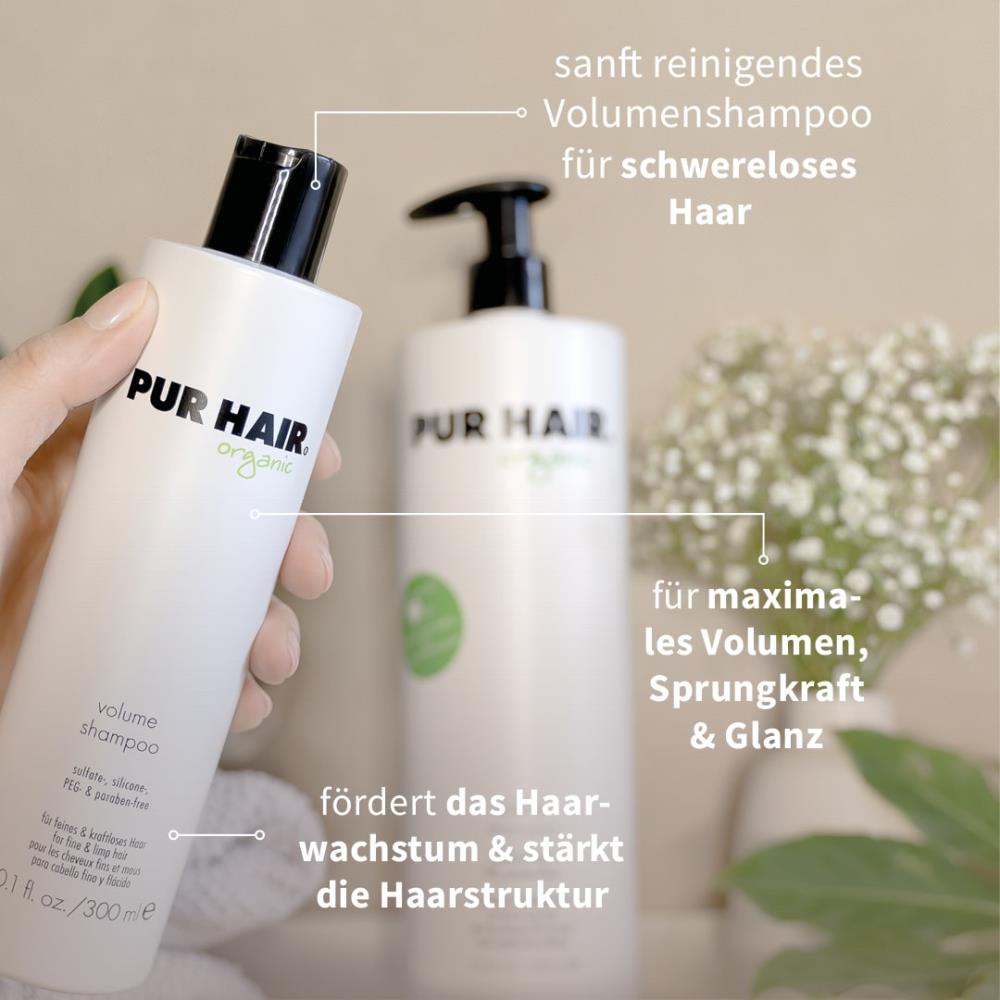 Hand hält PUR HAIR Organic Volume Shampoo, 300 ml Flasche, daneben eingeblendete Vorteile.