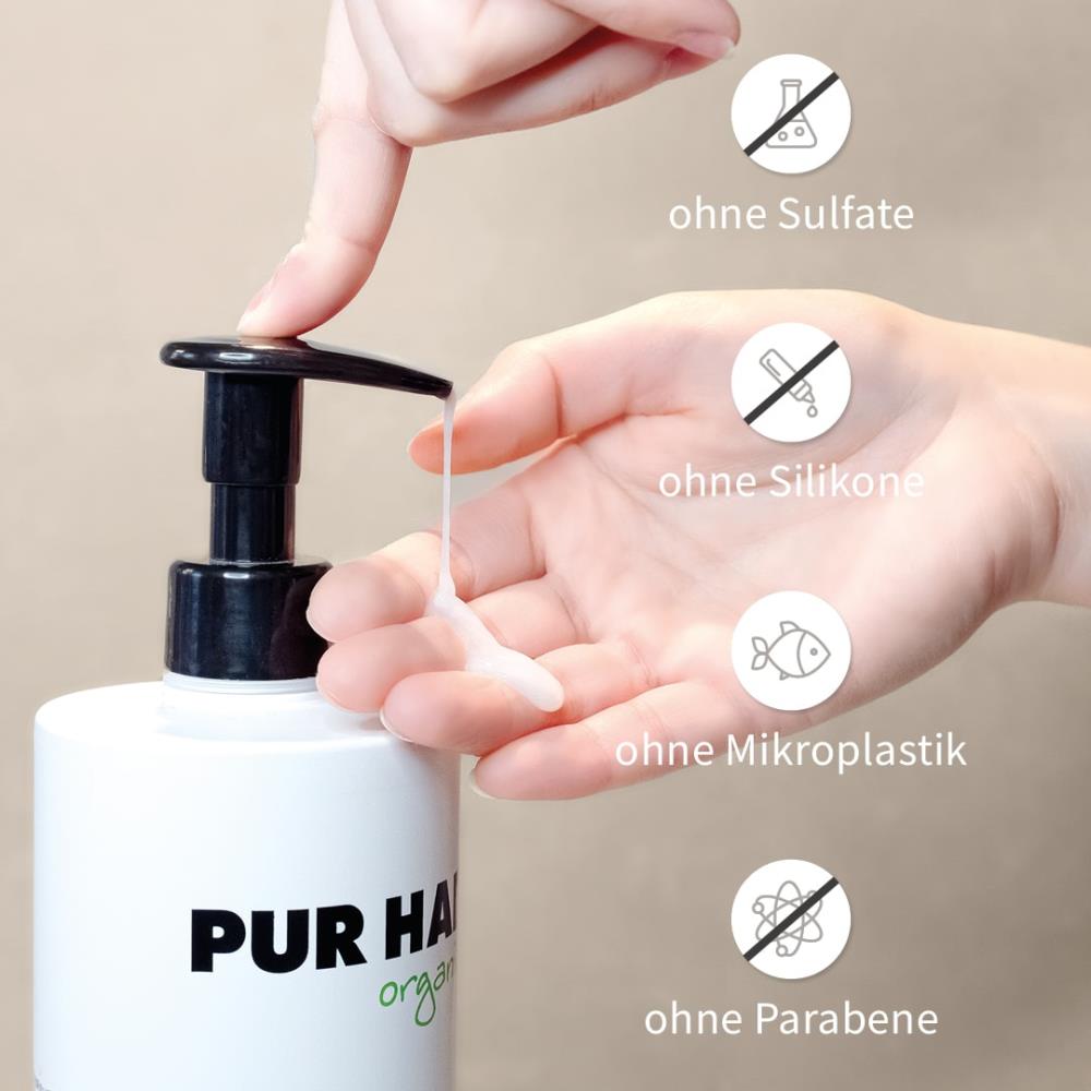 Nahaufnahme einer Hand, die PUR HAIR Organic Volume Shampoo aus einer 1000 ml Flasche entnimmt.